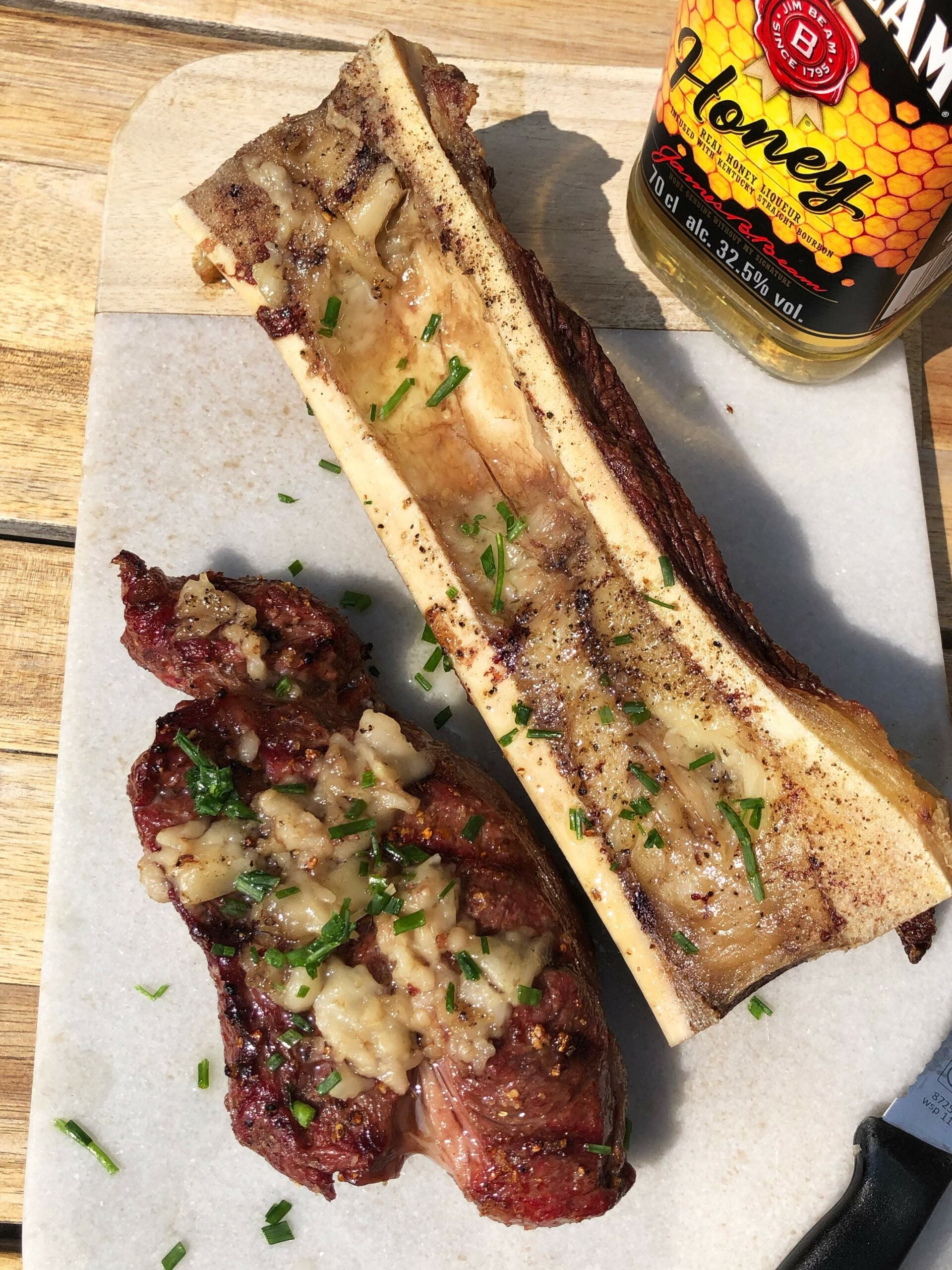 Eye Log Steak Rund met Godenboter Gegrild Beenmerg Bieslook Honey Whisky Jack Daniels Jim Beam Recept Kamado BBQ