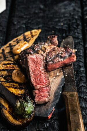 gerookte-gegrilde-ribeye-miso-aubergine-ultieme-kamado-boek