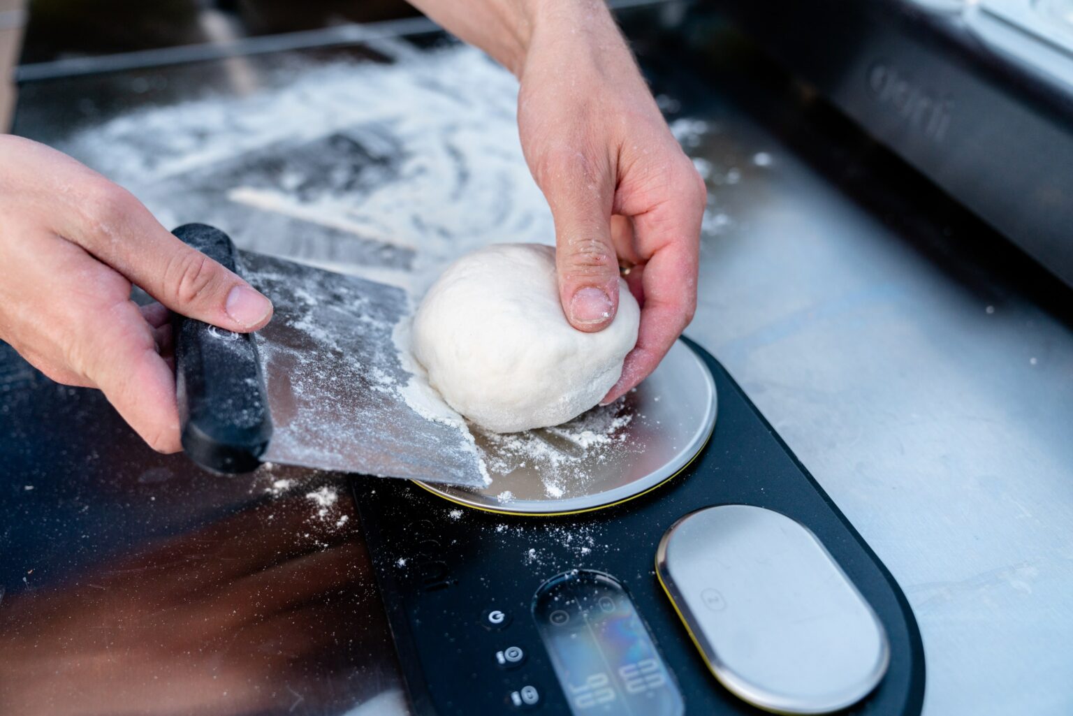 Ooni-pizzadeeg-steker-pizzaoven-accessoire-pizza-dough-scraper