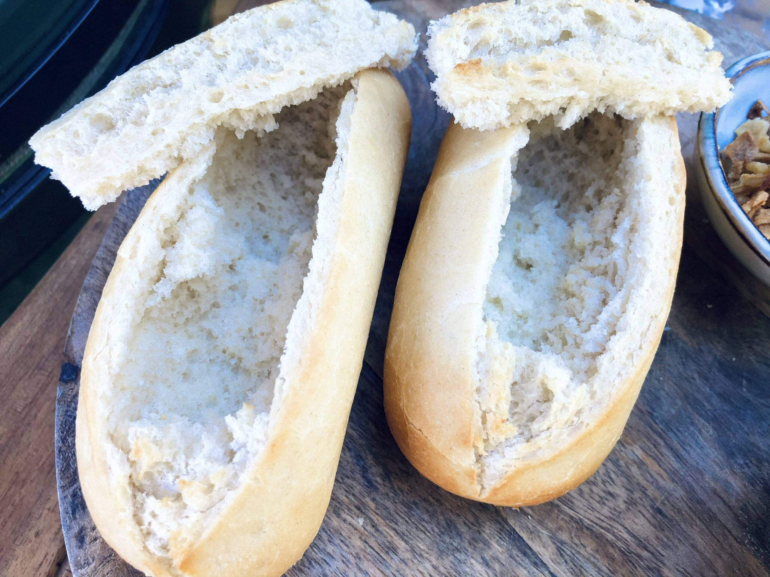 opengesneden broodjes bakken op de kamado bbq