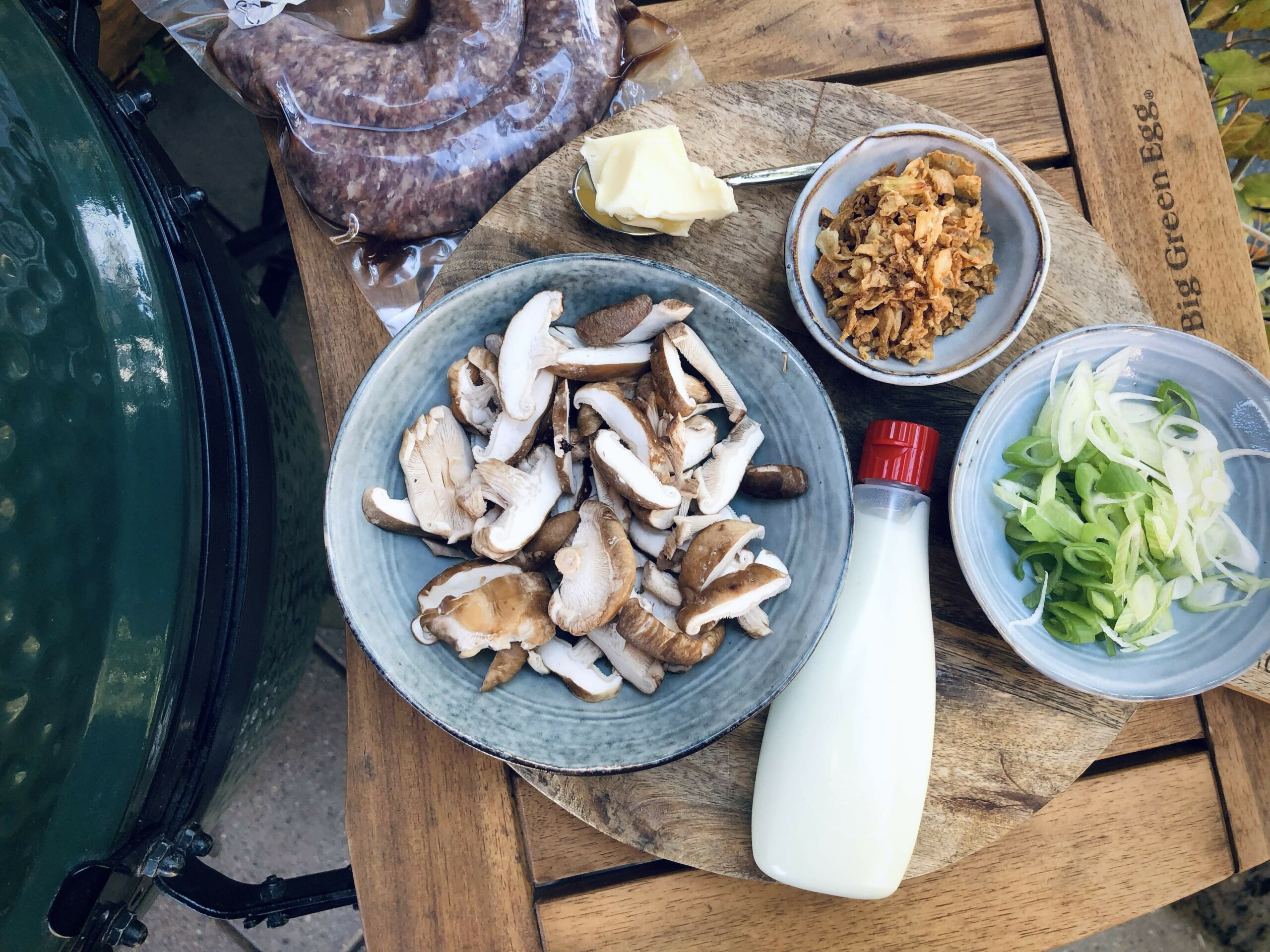 voorbereiden hotdogs japans van de bbq kamado