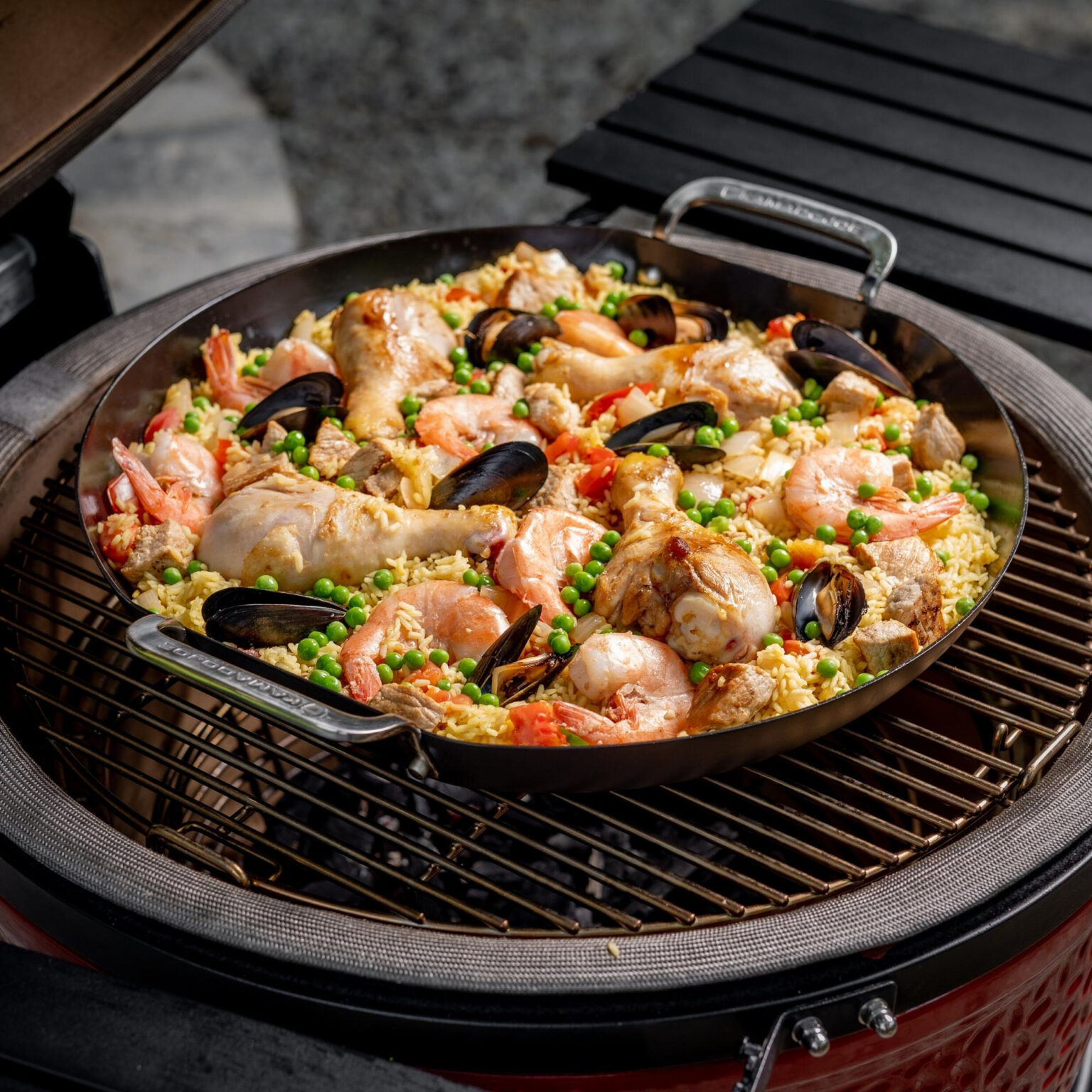 Paella-pan-Karbon-steel-Kamado-Joe-lifestyle